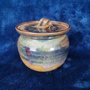 Pottery pot with lid
